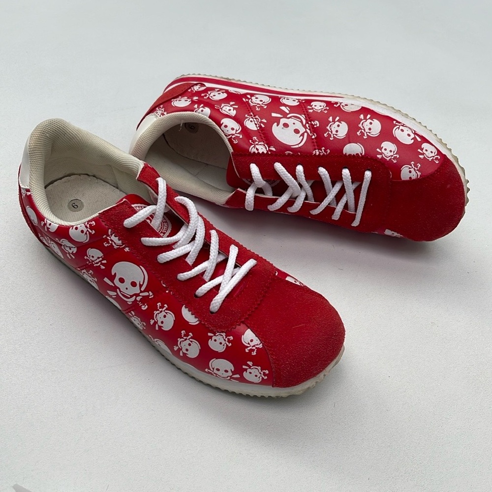 Red Skull Pattern Women's Sneakers - Picture 3 of 16